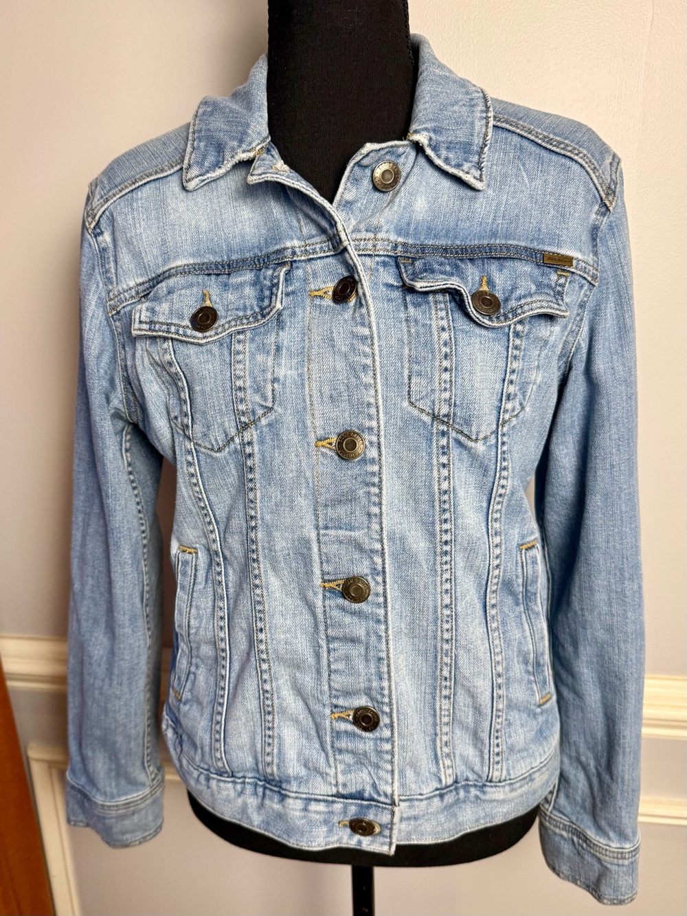 Eddie Bauer Light Wash Stretch Denim Jacket Trucker Button Front Size M